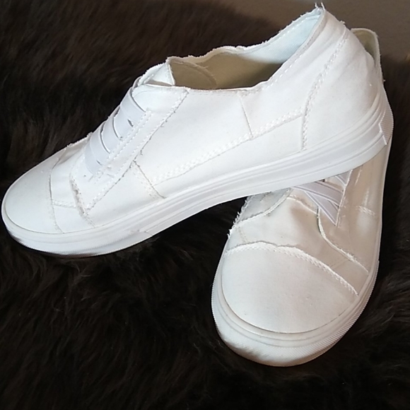 unknown Shoes - White slip on tennis shoes